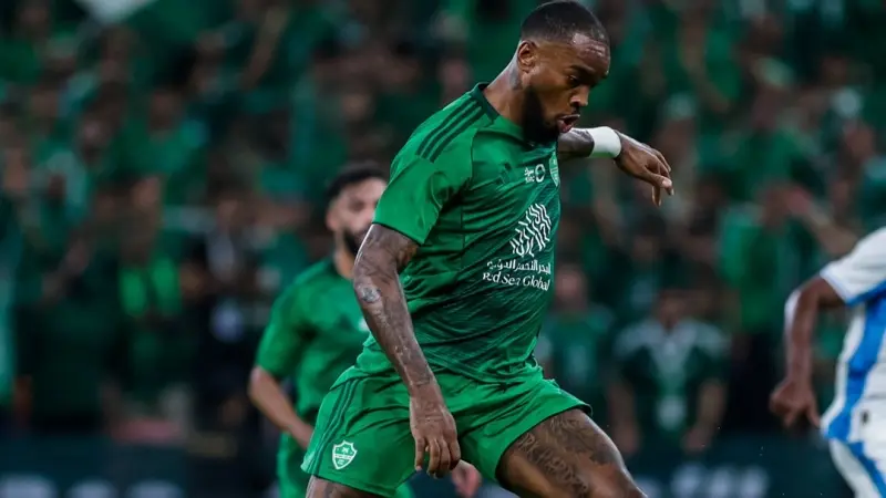 القنوات الناقلة لمباراة الأهلي ضد نيوم اليوم في دوري "روشن" السعودي مع الموعد والتشكيلة