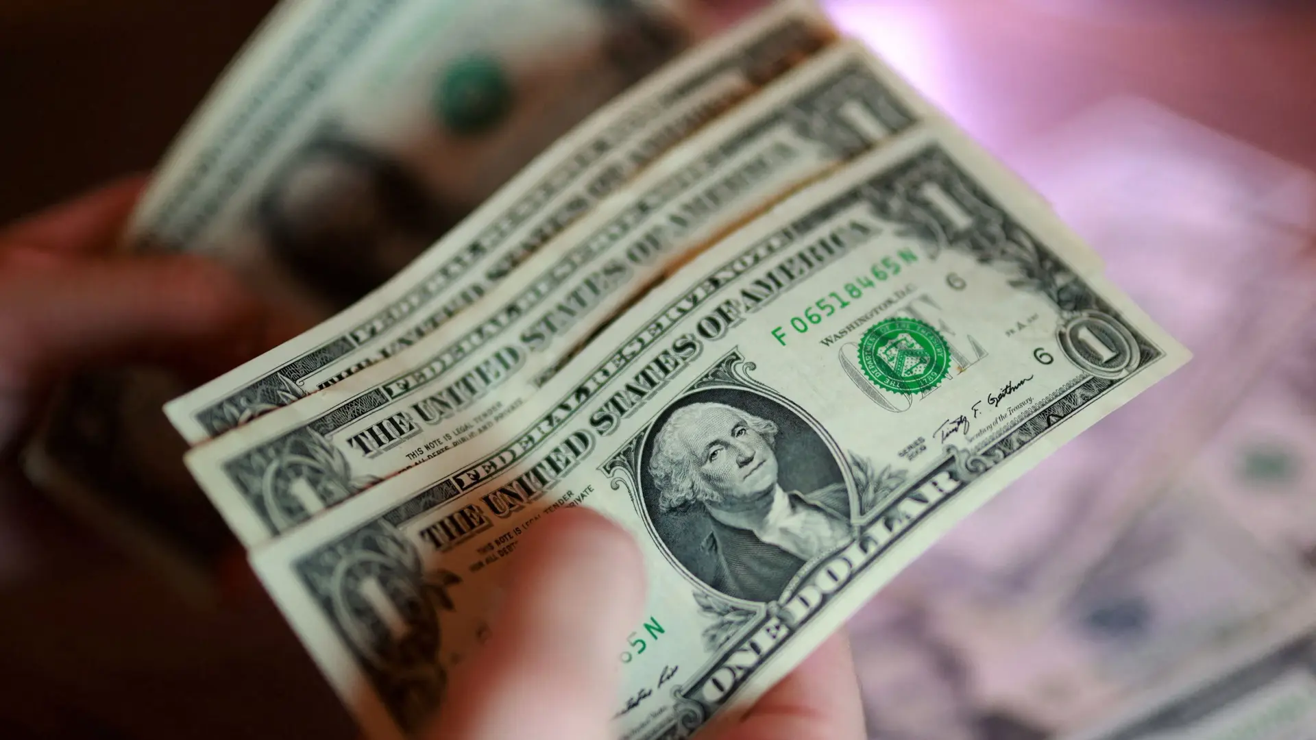 ارتفاع الدولار في العراق لليوم الثالث في تعاملات السوق السوداء (رويترز) ارتفاع الدولار في العراق لليوم الثالث في تعاملات السوق السوداء (رويترز)