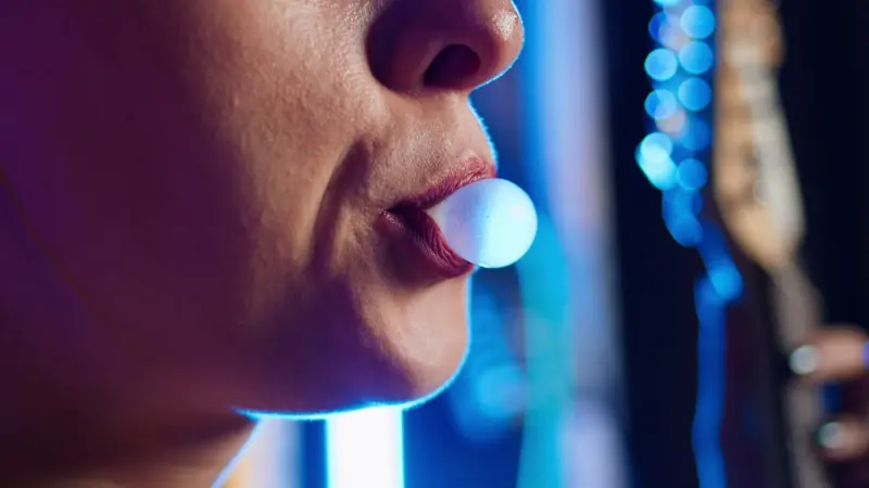 دراسة تحذّر: العلكة تلوّث فمك