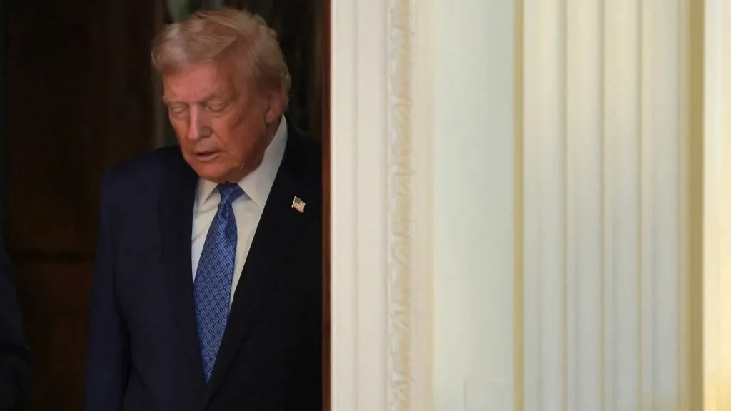 مسؤولة لقاحات تُقاضي إدارة ترامب بعد إقالتها 