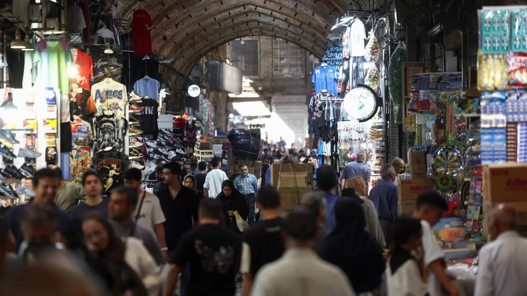 الإيرانيون يشترون اللحوم بالدين وسط تفاقم الفقر (رويترز) الإيرانيون يشترون اللحوم بالدين وسط تفاقم الفقر (رويترز)