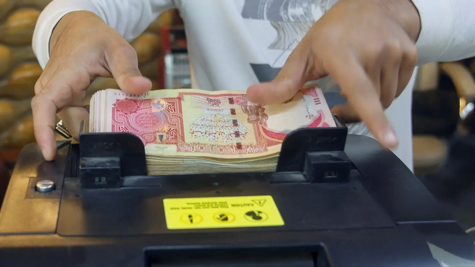 ارتفاع الدولار في سوق العراق الموازي وسط مخاوف من تأثر أسعار السلع (رويترز) ارتفاع الدولار في سوق العراق الموازي وسط مخاوف من تأثر أسعار السلع (رويترز)