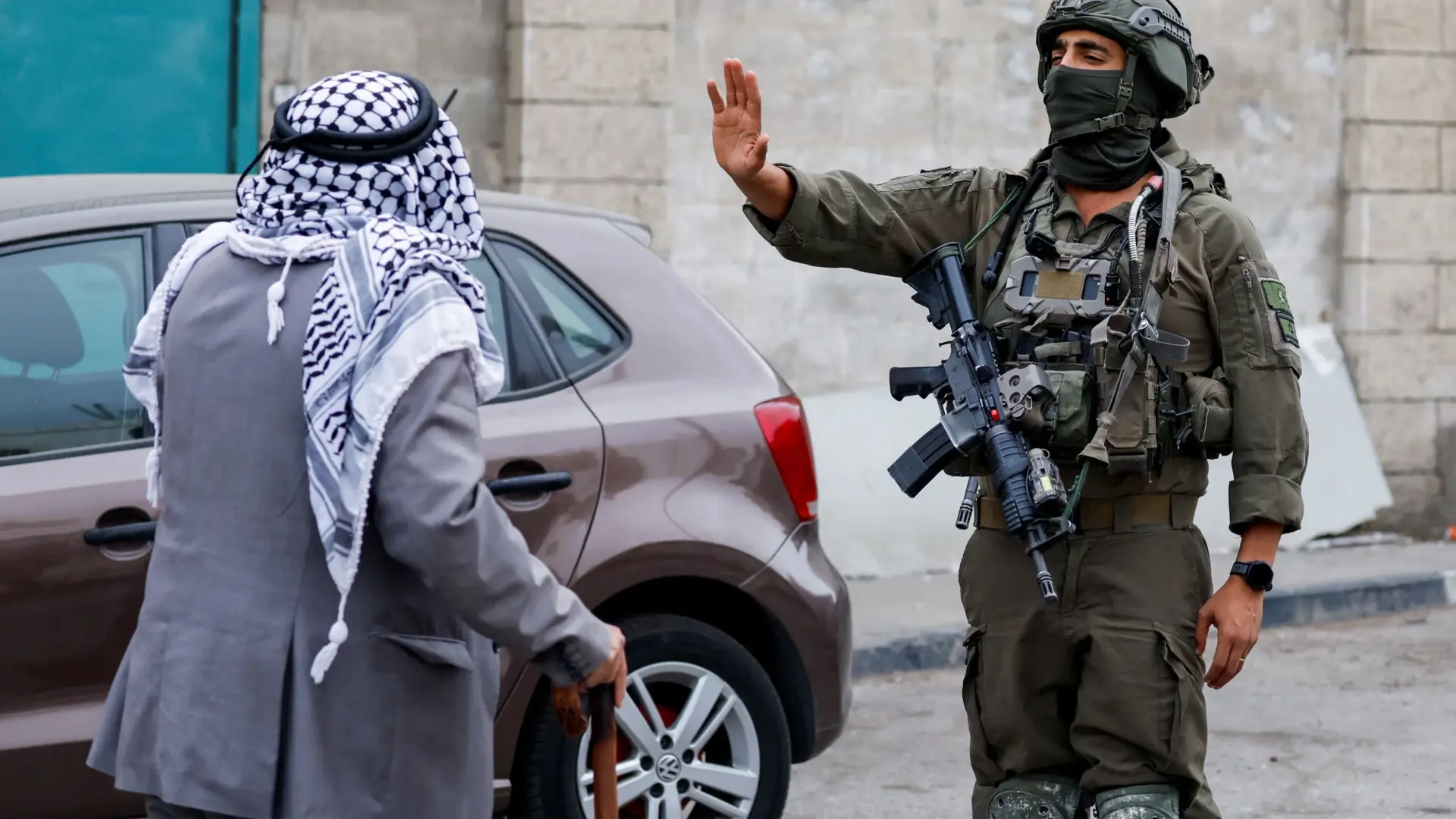 وكالة: اعتقال 4 فلسطينيين خلال مداهمات اليوم الـ6 في الخليل (رويترز) وكالة: اعتقال 4 فلسطينيين خلال مداهمات اليوم الـ6 في الخليل (رويترز)