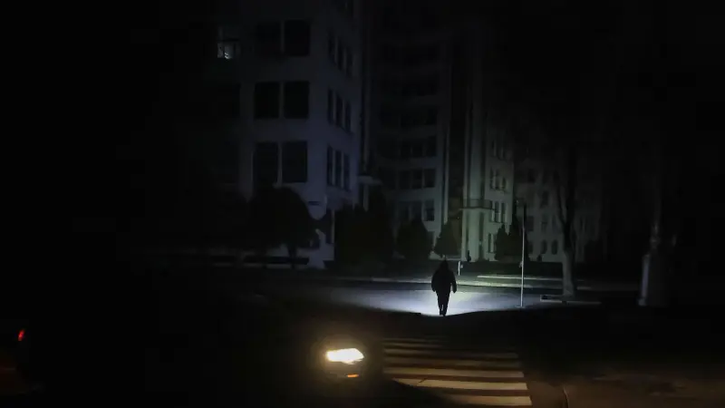 بعد هجمات روسية عنيفة.. أوكرانيا تكافح لإعادة الكهرباء والتدفئة