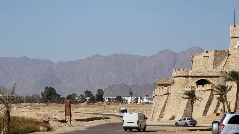 إحباط محاولة تهريب آيفون وساعات ذكية بـ3 ملايين جنيه في مطار شرم الشيخ