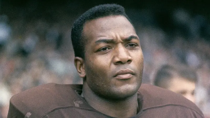 وفاة أسطورة كرة القدم الأميركية جيم براون