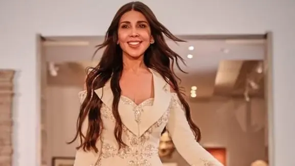 صور - "امرأة النور".. حضور سوري استثنائي في عاصمة الموضة