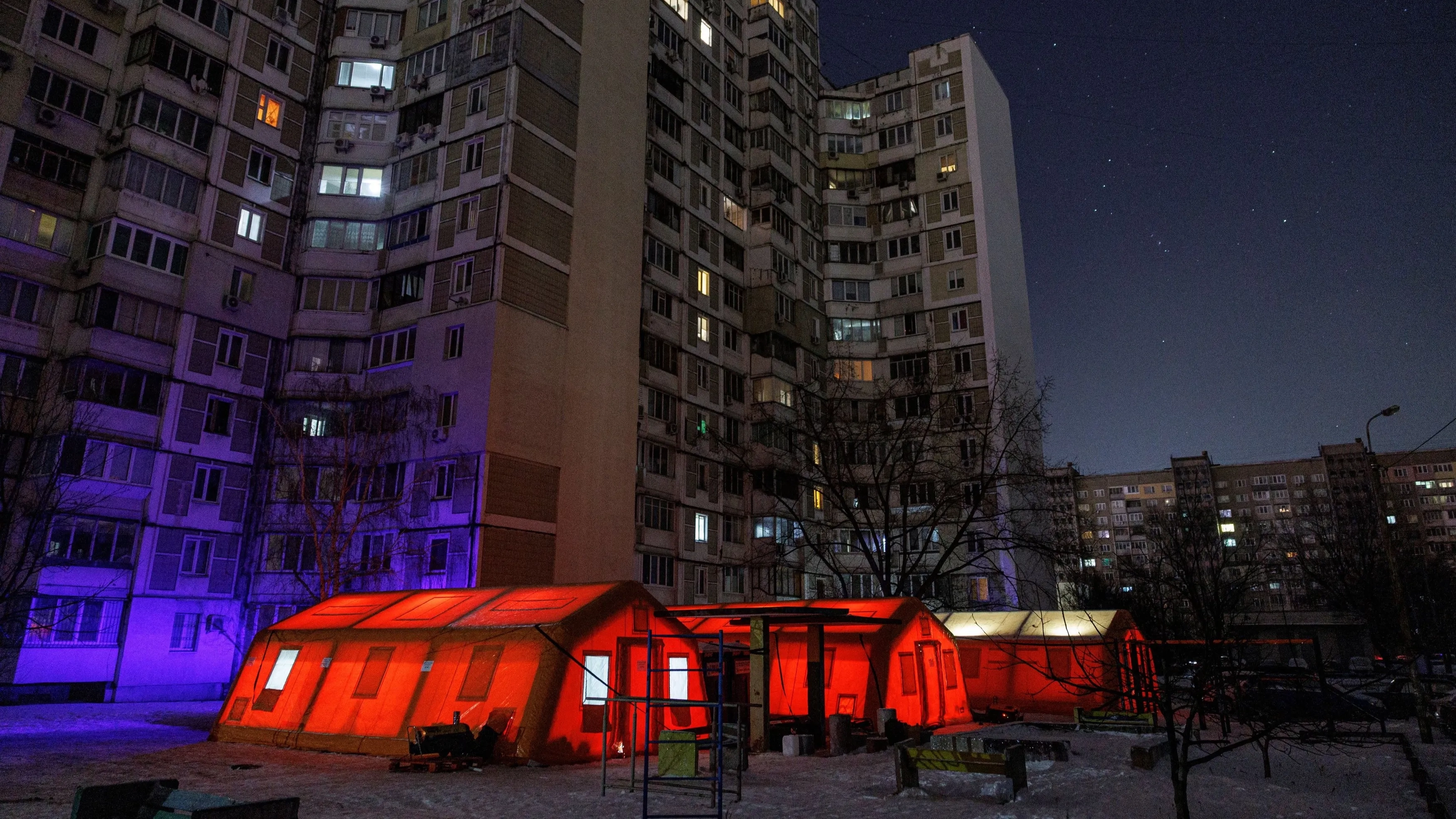 صور - كييف بلا تدفئة.. والناس يحتمون في خيام أقيمت بالعاصمة 