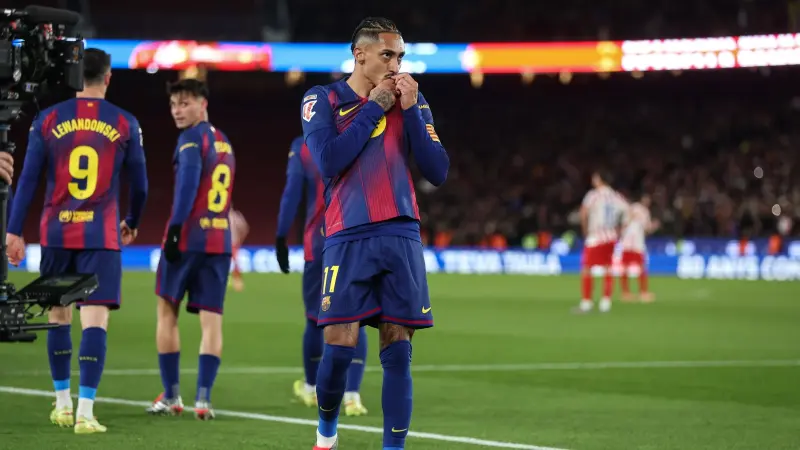 تشكيلة برشلونة اليوم أمام أتليتكو مدريد مع الغيابات.. فليك في ورطة