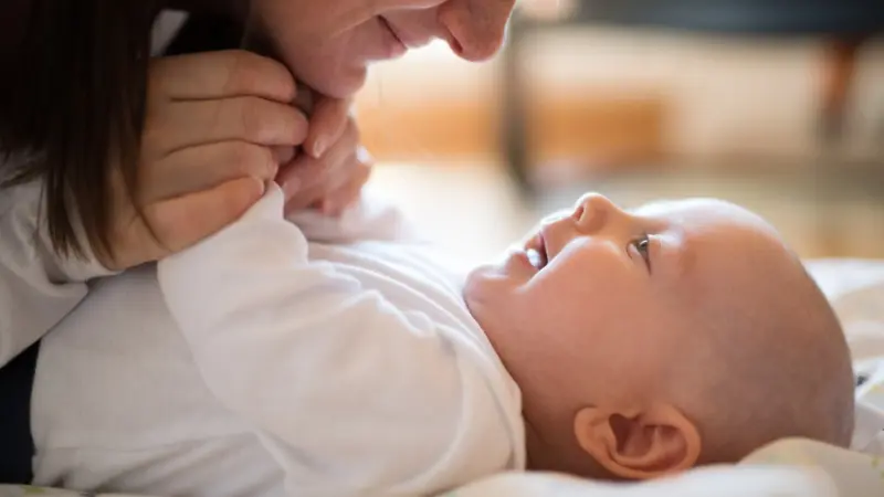 للمرة الأولى.. ولادة طفل بريطاني من 3 آباء