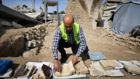 related_news_inside_blogsمتطوعون ينقذون ما تبقى من كنوز مكتبة المسجد العمري بغزة