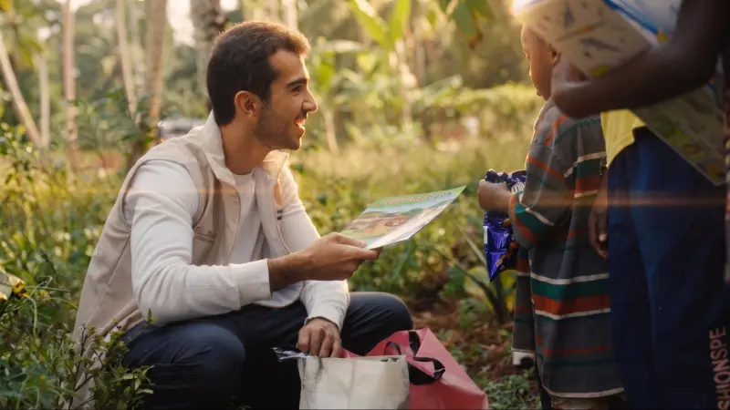 صور - محمد بن راشد يشيد بمجهود حفيده في أعمال الخير