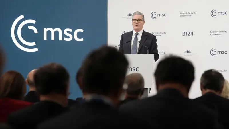 ستارمر: تحالفنا مع أميركا أساسي.. وأوروبا بحاجة للاستقلال الدفاعي