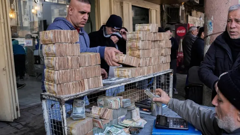سعر صرف الدولار في العراق اليوم الأحد 9/8/2026 مقابل الدينار العراقي.. ماذا يحدث بالسوق السوداء؟
