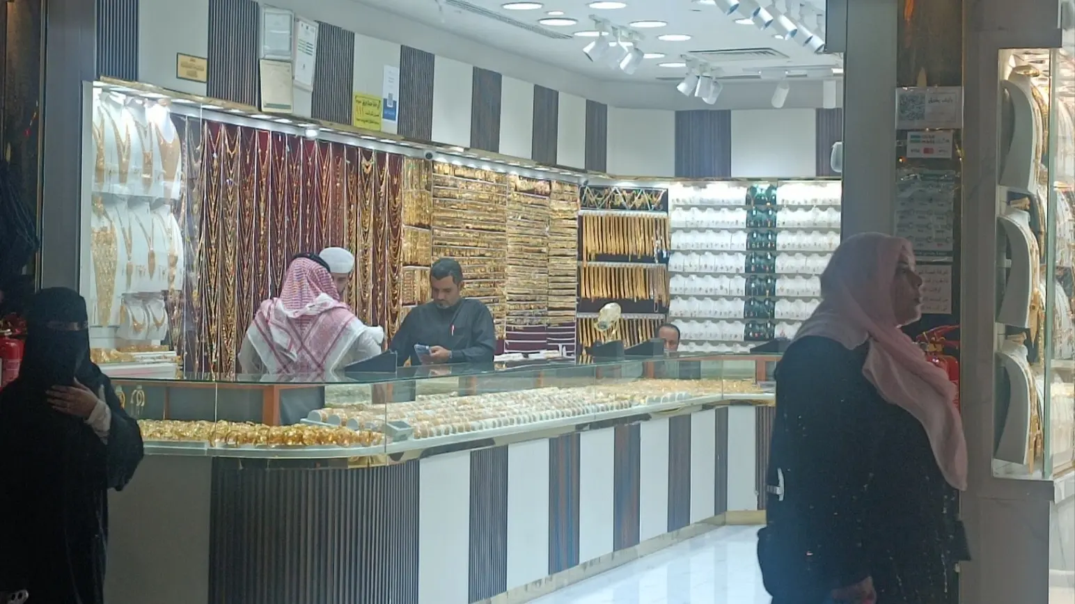ارتفاع جماعي في أعيرة الذهب بسوق المملكة العربية السعودية ارتفاع جماعي في أعيرة الذهب بسوق المملكة العربية السعودية