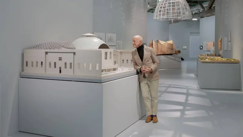 أشاد ولي العهد السعودي بتصميمه.. من هو نورمان فوستر؟