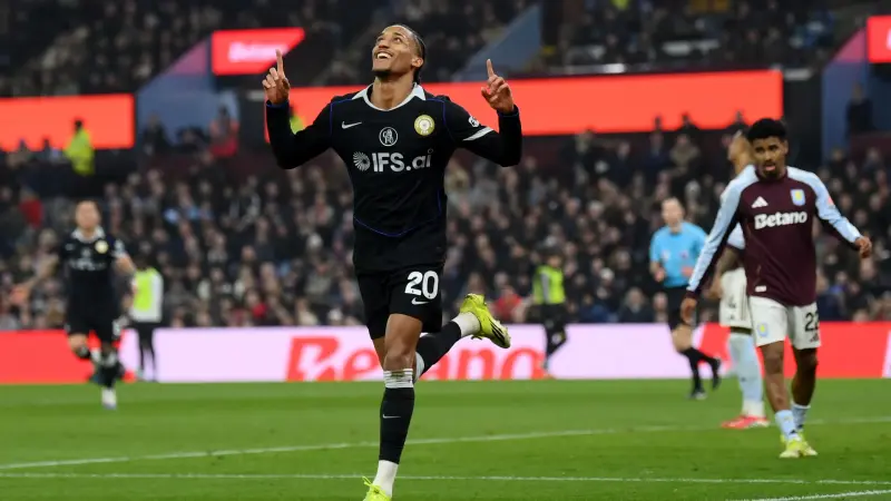 روسينيور يثني على أداء جواو بيدرو بعد تسجيل "الهاتريك"