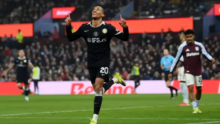 related_news_inside_blogsروسينيور يثني على أداء جواو بيدرو بعد تسجيل "الهاتريك"