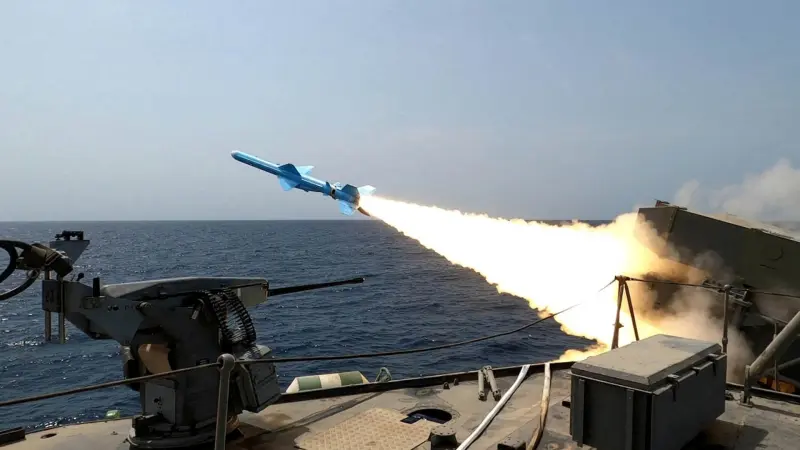 إيران تستهدف حاملة طائرات أبراهام لينكولن بوابل من الصواريخ