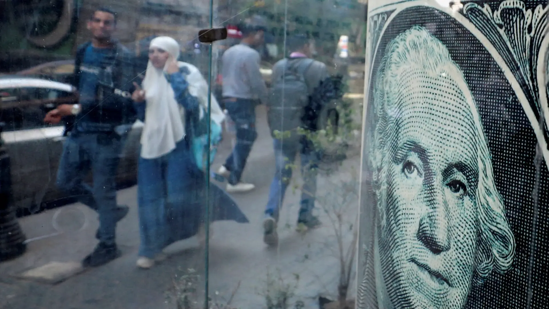 تحرك ملحوظ في سوق الدولار الموازي بسوريا مع تراجع الليرة (رويترز) تحرك ملحوظ في سوق الدولار الموازي بسوريا مع تراجع الليرة (رويترز)