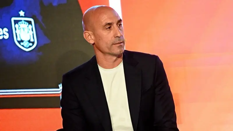 شاهد ما فعله رئيس الاتحاد الإسباني السابق بعد رشقه بالبيض