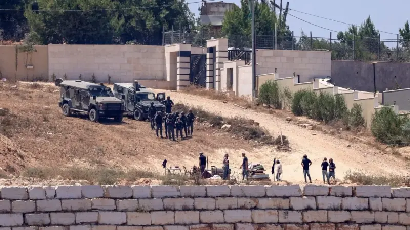 مستوطنون يواصلون حصار منازل فلسطينية في الضفة