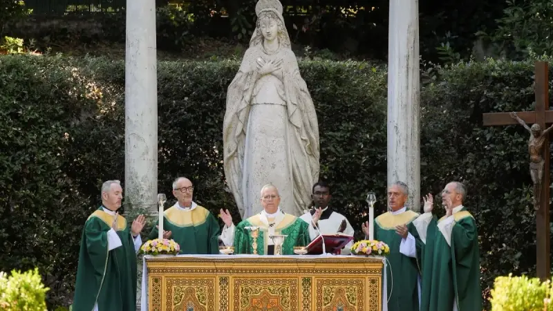 بابا الفاتيكان يُحذر: العالم يحترق
