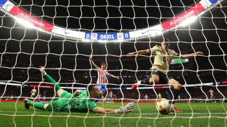 فيديو - جماهير برشلونة تحطم نافذة حافلة لاعبي أتلتيكو مدريد قبل موقعة كأس الملك