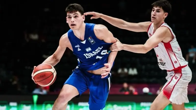 فيديو - لرفع علم فلسطين.. ناشط يقتحم مباراة إسرائيل وسويسرا بمونديال السلة