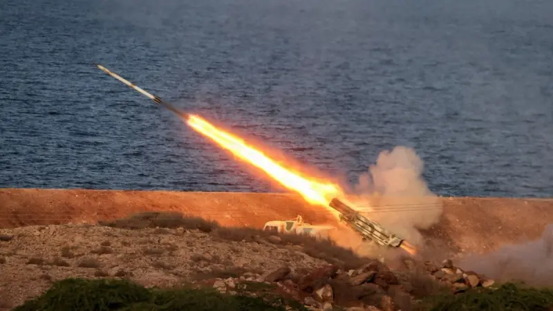 إيران تحدد موعد تجارب صاروخية وتحذر الطيران المدني