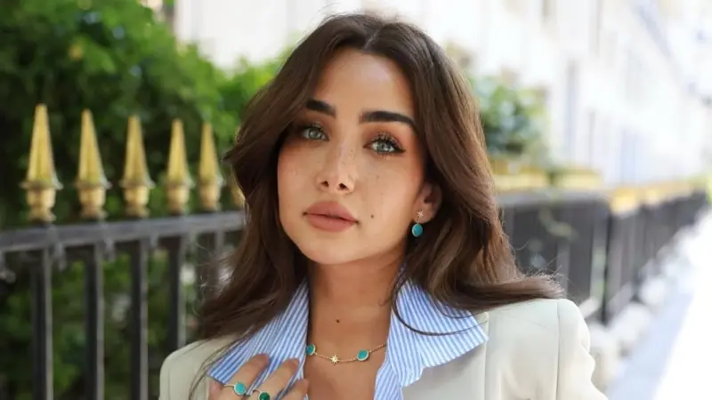 فيديو - رد فعل صادم لمعجب تفاجأ بوجود هنا الزاهد بجواره.. ماذا فعل؟