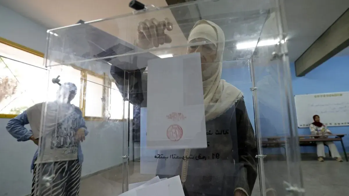 استقبال الناخبين والإجراءات المعتمدة للتحقق من هوياتهم قبل الإدلاء بأصواتهم (أ ف ب) استقبال الناخبين والإجراءات المعتمدة للتحقق من هوياتهم قبل الإدلاء بأصواتهم (أ ف ب)