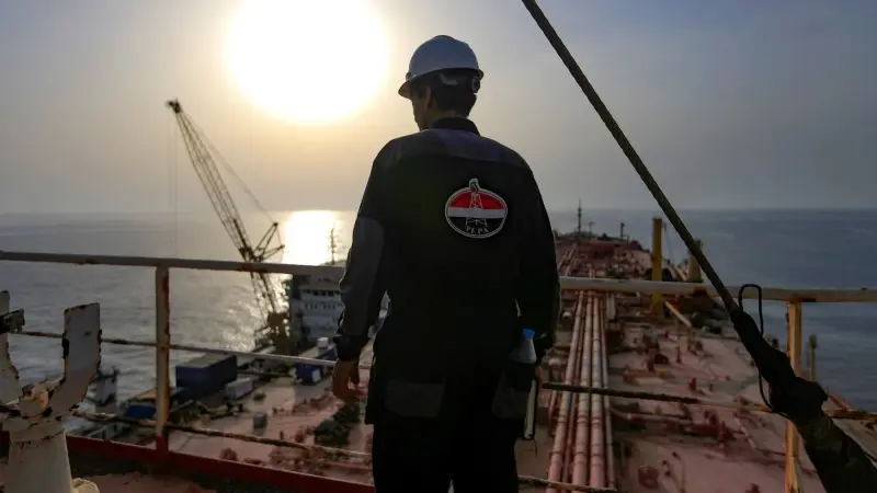 في البحر الأحمر.. الأمم المتحدة تبدأ سحب النفط من ناقلة "صافر" قبالة اليمن