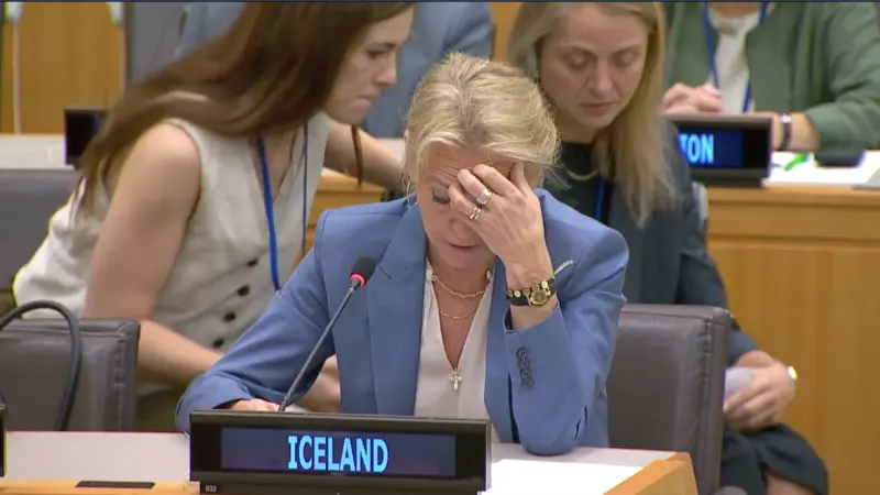 فيديو - وزيرة خارجية أيسلندا باكية: ما يحدث لأطفال غزة غير مقبول