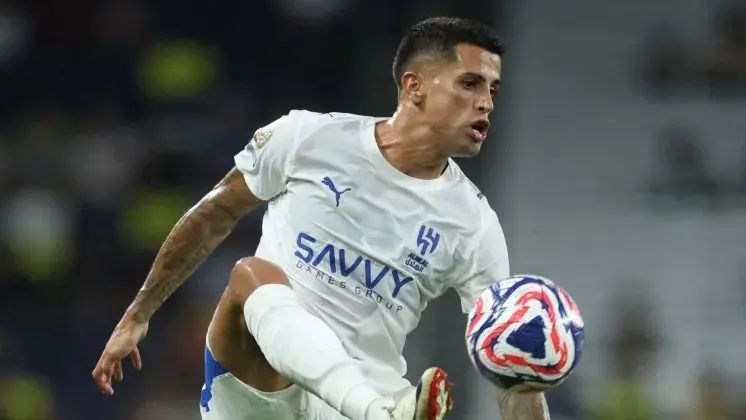 "لكمة" تورط نجم الهلال في أزمة خلال عطلته.. ما القصة؟