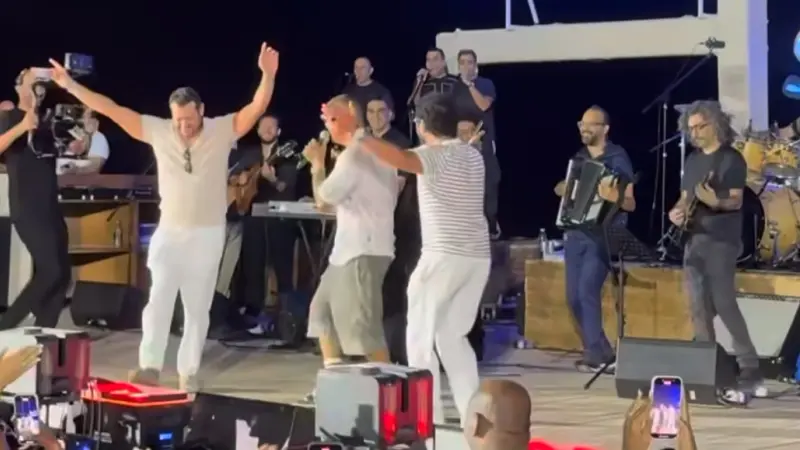 مفاجأة على المسرح.. أحمد حلمي وعمرو يوسف يشعلان حفل عمرو دياب