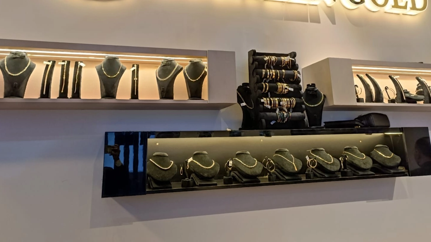 تراجع قوي في الذهب بالتعاملات الآسيوية.. ما توقعات الأونصة؟ 