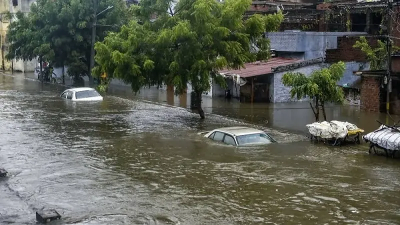 فيديو - رجل يتحدى الفيضانات لإنقاذ طفل وأمه من الغرق