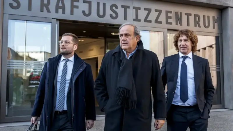 بلاتيني يتقدم بدعوى تشهير ضد 3 أعضاء سابقين في الاتحاد الدولي لكرة القدم