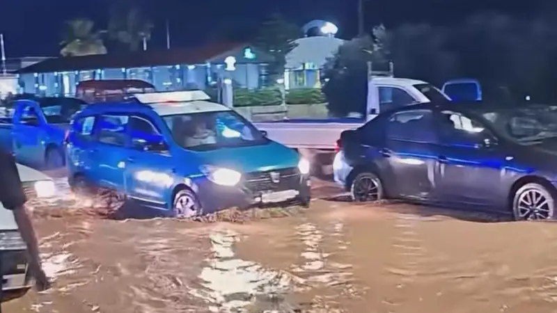 المغرب.. سيول تغمر الأحياء في إقليم الحسيمة وتجرف السيارات