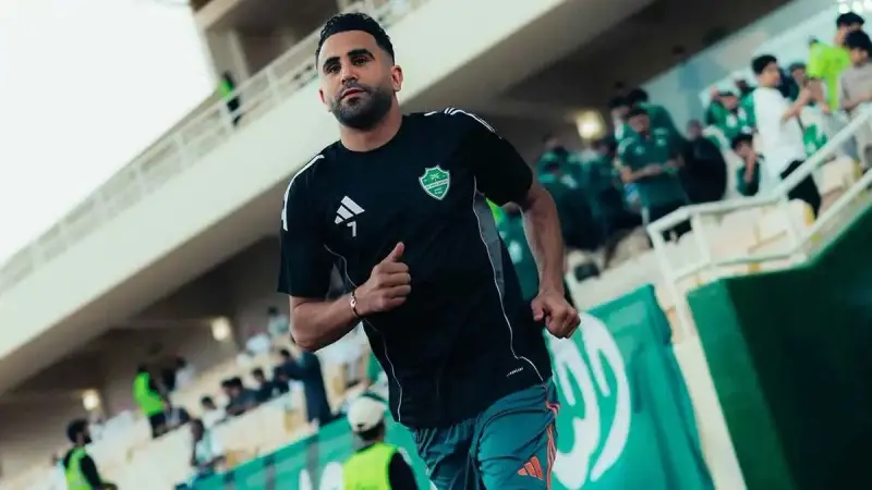 رياض محرز يقترب من البقاء في الدوري السعودي.. والشباب والاتفاق يترقبان