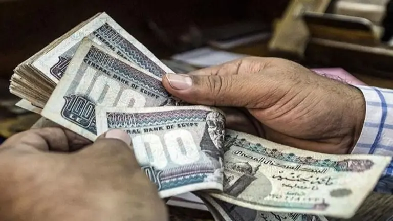 سعر الريال السعودي مقابل الجنيه المصري نحو 13.50 جنيهًا (رويترز) سعر الريال السعودي مقابل الجنيه المصري نحو 13.50 جنيهًا (رويترز)