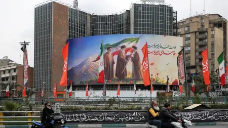 لماذا عارض خامنئي في وصيته تعيين نجله مرشدا لإيران؟