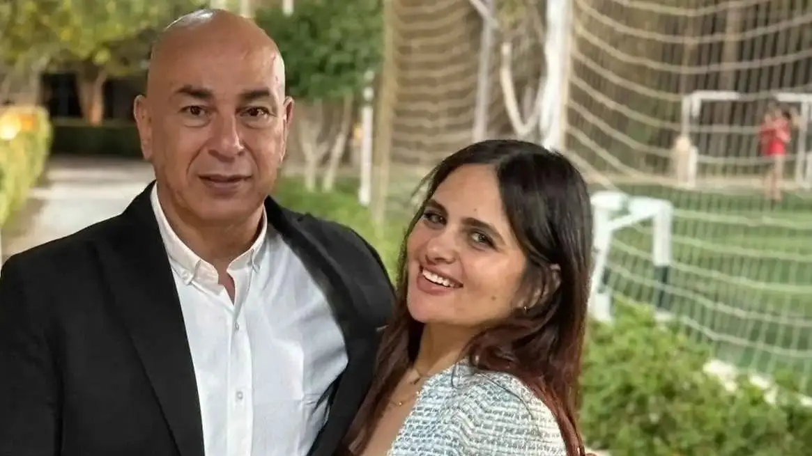 مقطع فيديو لمشاجرة واشتباكات بالأيدي بين زوجة حسام حسن الأولى وزوجته الثانية (إكس) مقطع فيديو لمشاجرة واشتباكات بالأيدي بين زوجة حسام حسن الأولى وزوجته الثانية (إكس)