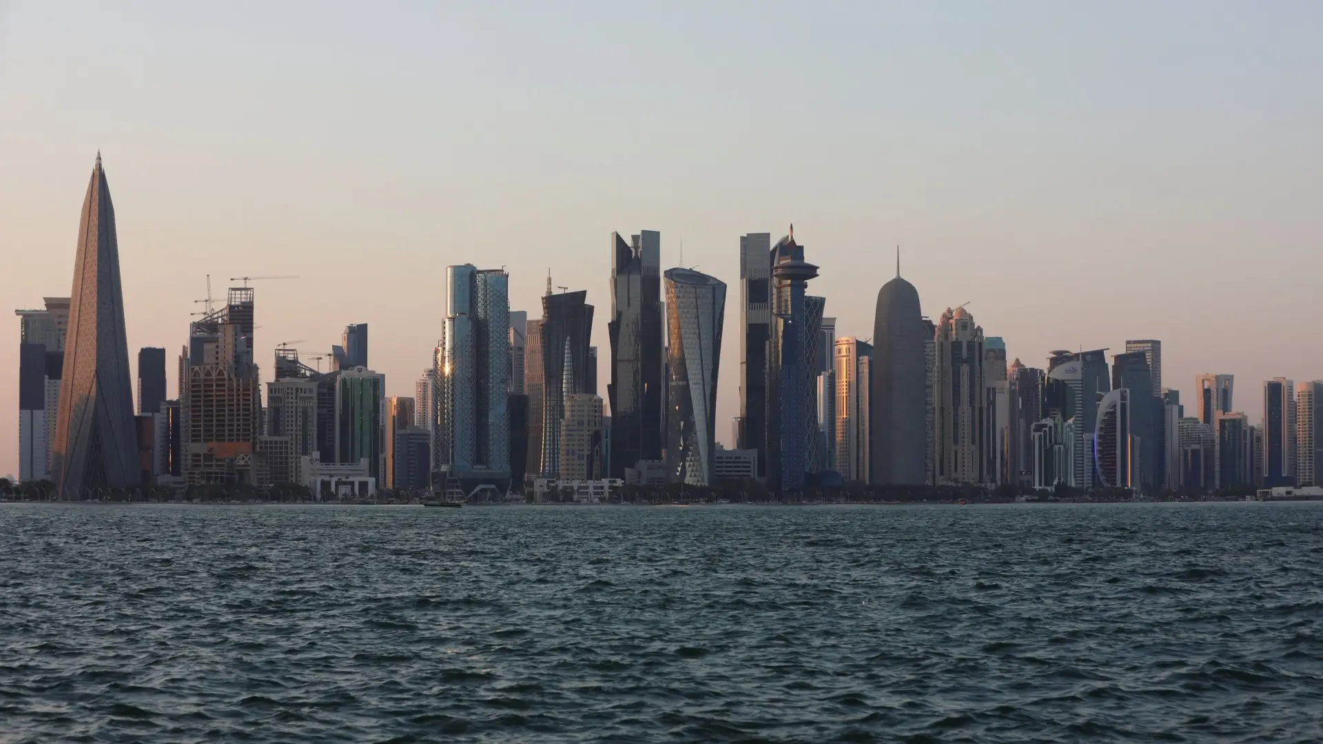 الأنصاري: السبيل الوحيد لحماية دول الخليج هو الاكتفاء الذاتي (رويترز) الأنصاري: السبيل الوحيد لحماية دول الخليج هو الاكتفاء الذاتي (رويترز)