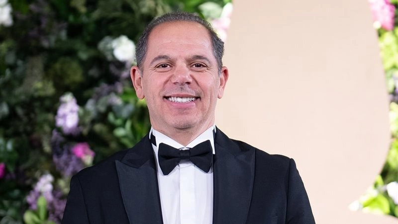 أسرة الزعيم تحسم الجدل.. ماذا قال رامي إمام عن "الأعلى أجرا"؟ 