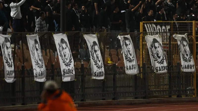 فيديو - جماهير الزمالك تكرم الراحل محمد صبري في حضور أبنائه قبل مباراة زيسكو