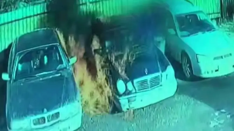 فيديو مُرعب - سيدة تشعل النار في سيارة طليقها وهو بداخلها