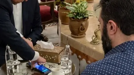 فيديو - الشرع يجري أول عملية دفع بـ"فيزا" بعد رفع العقوبات عن سوريا