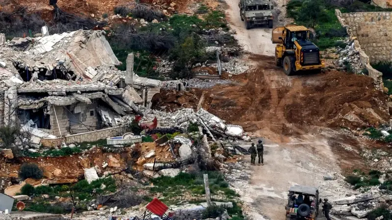 وزير الدفاع الإسرائيلي يهدد بتكرار سيناريو غزة في لبنان